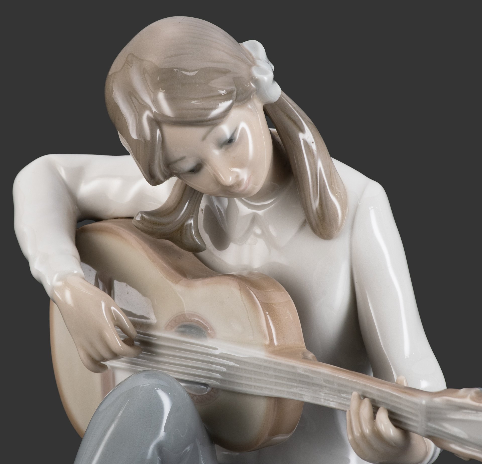 Статуэтка "Девушка с гитарой", NAO Porcelain