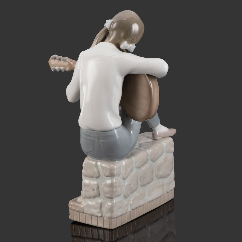 Статуэтка "Девушка с гитарой", NAO Porcelain