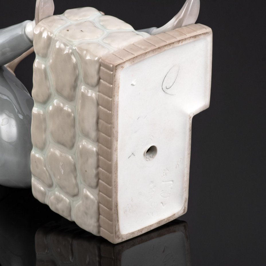 Статуэтка "Девушка с гитарой", NAO Porcelain