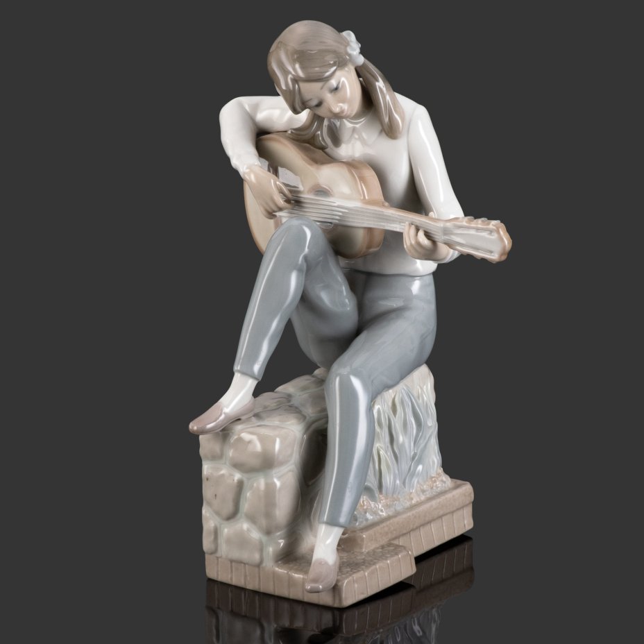 Статуэтка "Девушка с гитарой", NAO Porcelain