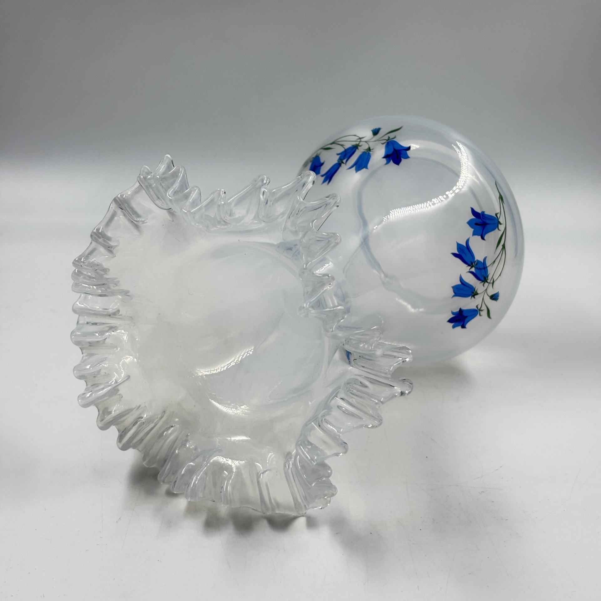 Вазочка "Bohemian glass" с фестончатым краем и декором в виде колокольчиков