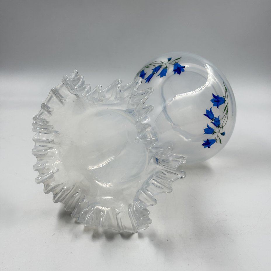 Вазочка "Bohemian glass" с фестончатым краем и декором в виде колокольчиков