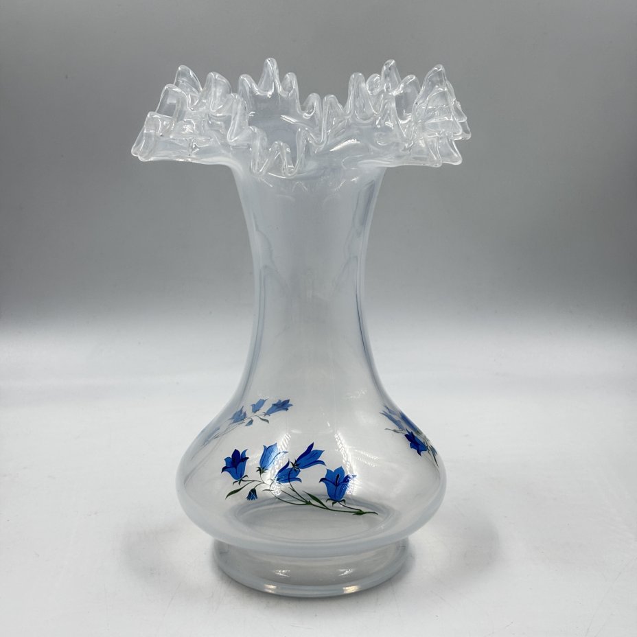 Вазочка "Bohemian glass" с фестончатым краем и декором в виде колокольчиков