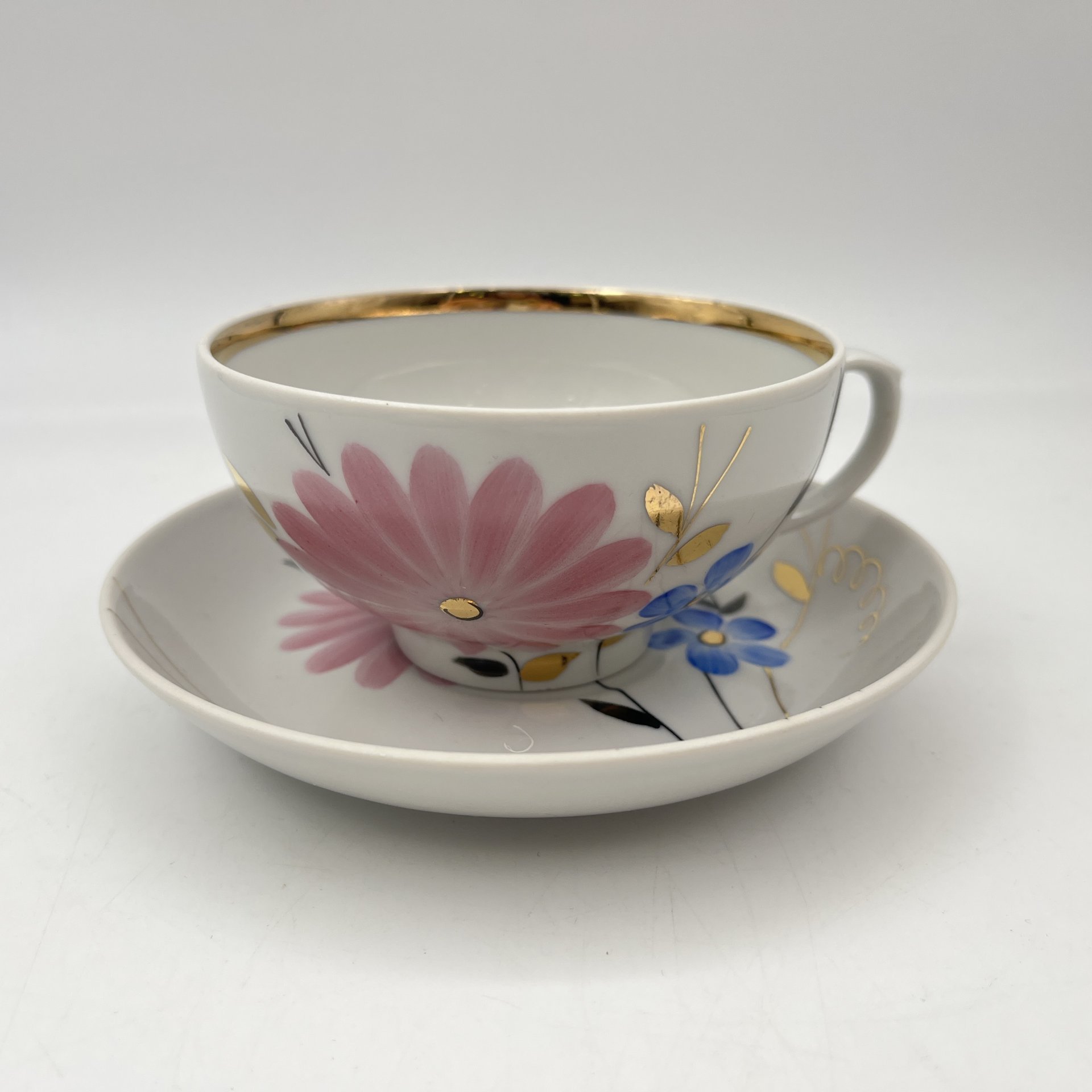 Пара чайная с цветочным декором в виде астр, фарфор, роспись, золочение, Дулевский фарфоровый завод (Дулёво), СССР, 1968-1991 гг.
