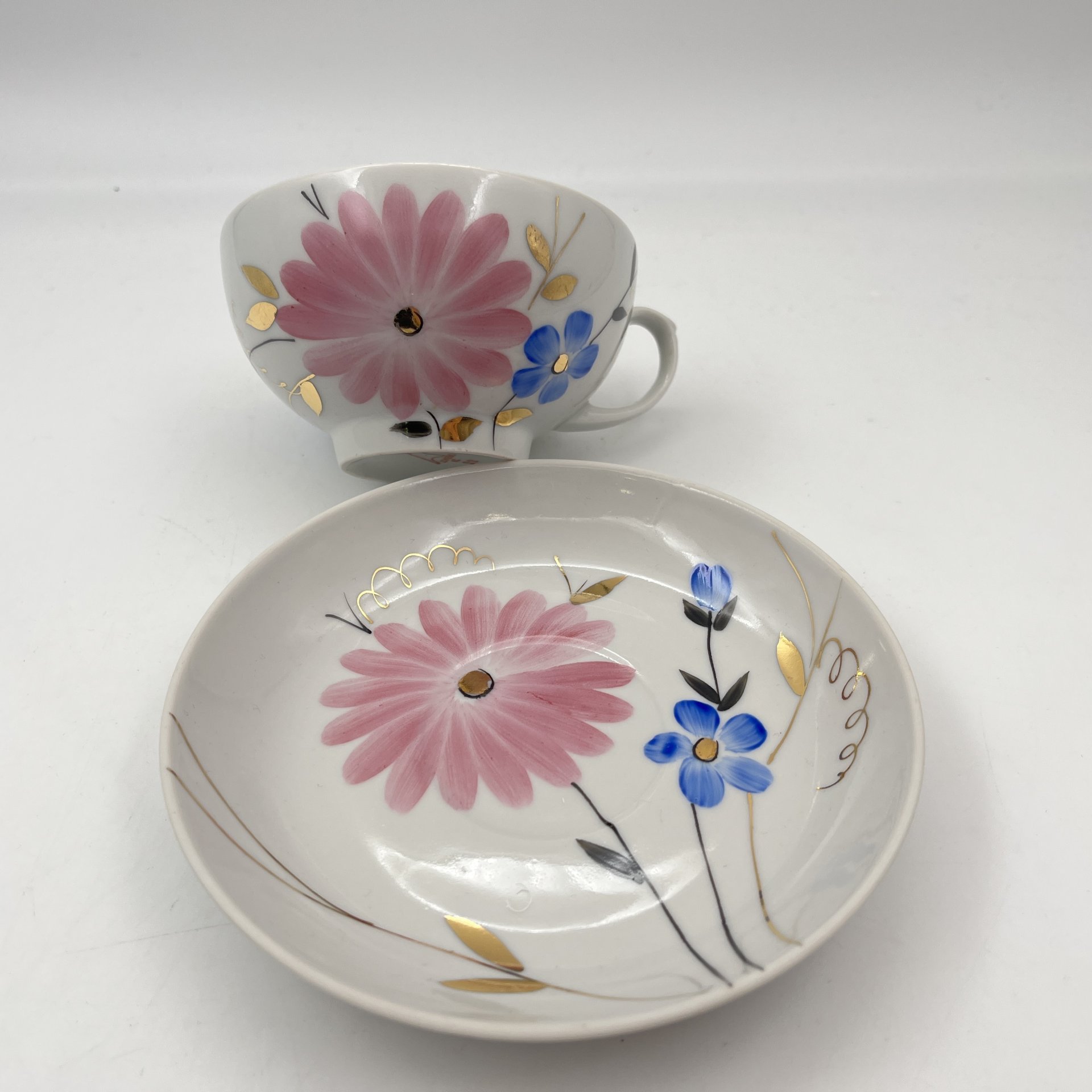 Пара чайная с цветочным декором в виде астр, фарфор, роспись, золочение, Дулевский фарфоровый завод (Дулёво), СССР, 1968-1991 гг.