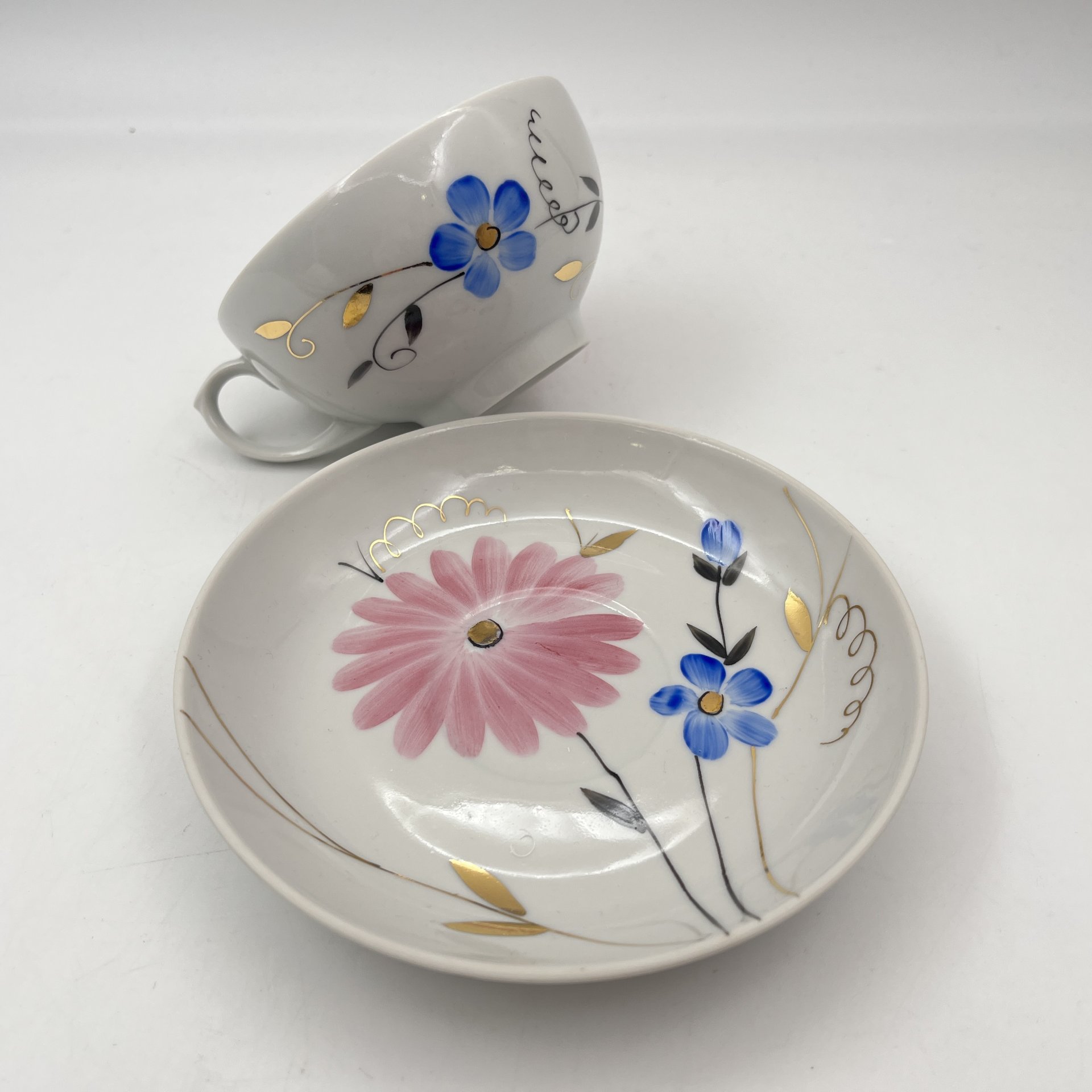 Пара чайная с цветочным декором в виде астр, фарфор, роспись, золочение, Дулевский фарфоровый завод (Дулёво), СССР, 1968-1991 гг.