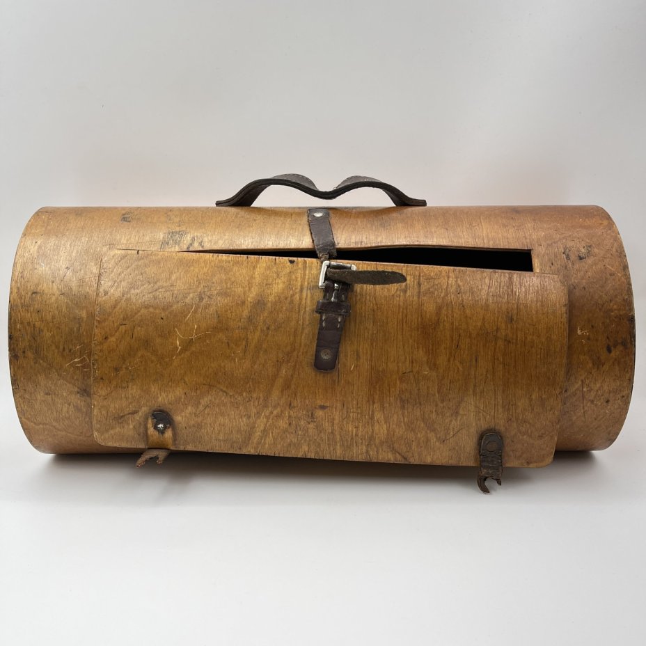 Ботанизирка (коробка для сбора и хранения растений во время ботанических экскурсий)