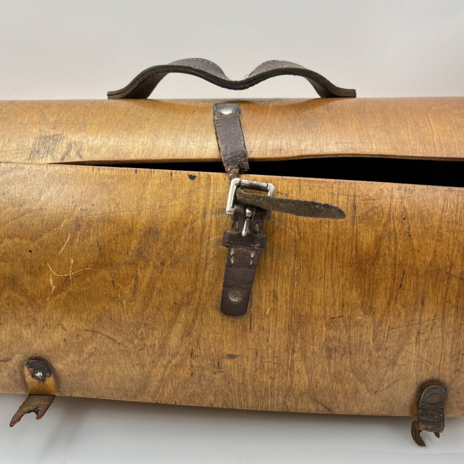 Ботанизирка (коробка для сбора и хранения растений во время ботанических экскурсий)