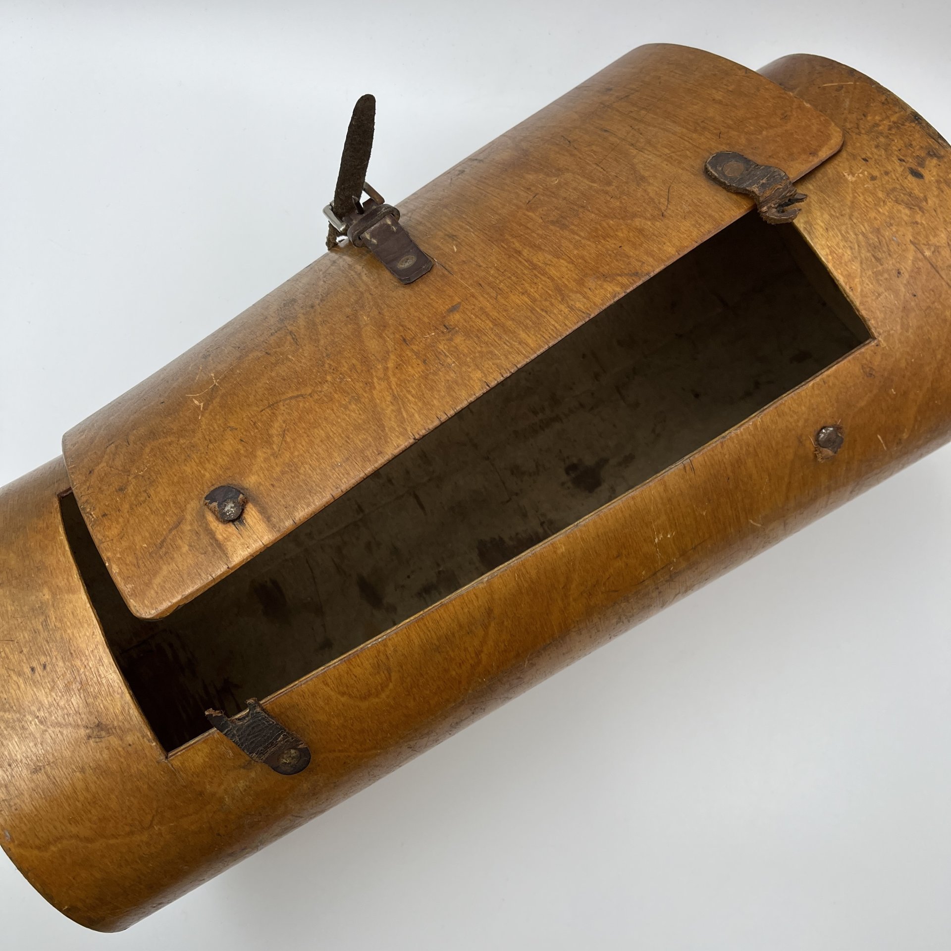 Ботанизирка (коробка для сбора и хранения растений во время ботанических экскурсий)