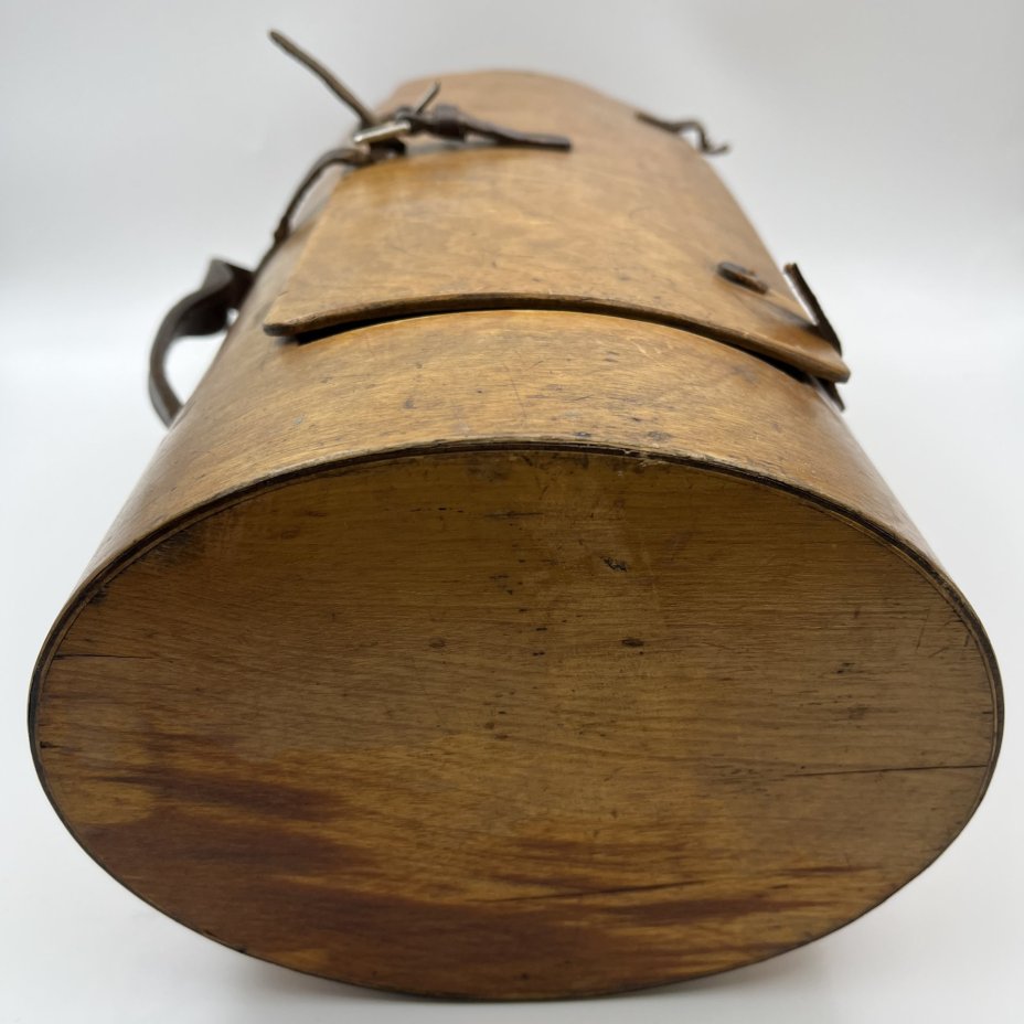 Ботанизирка (коробка для сбора и хранения растений во время ботанических экскурсий)