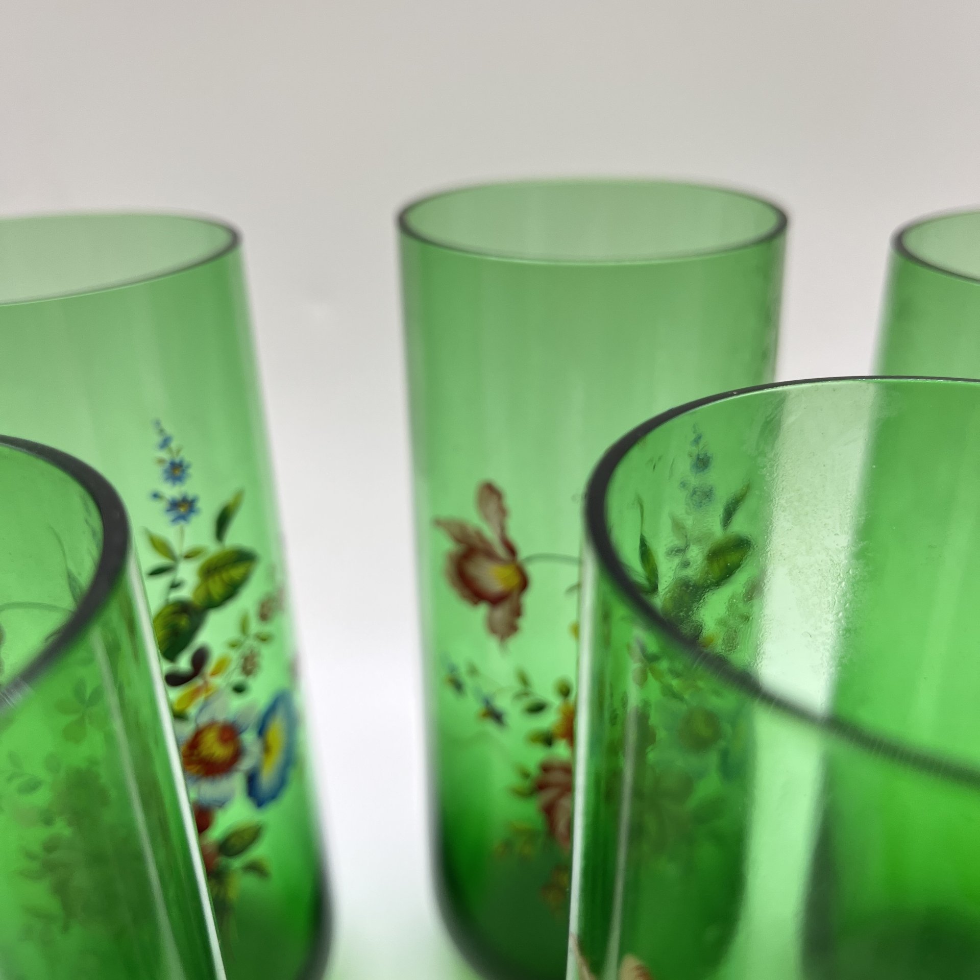 Набор из 5 стаканов в зеленом оттенке с цветочным декором, цветное стекло, деколь, СССР, 1970-1990 гг.
