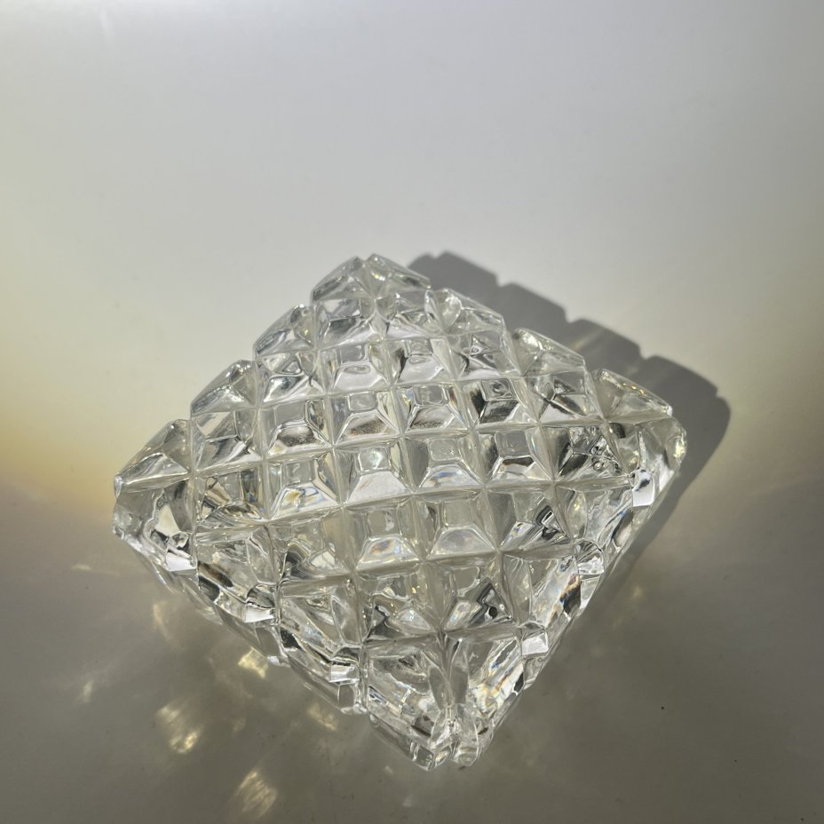 Шкатулка для хранения мелочей с резным геометрическим декором