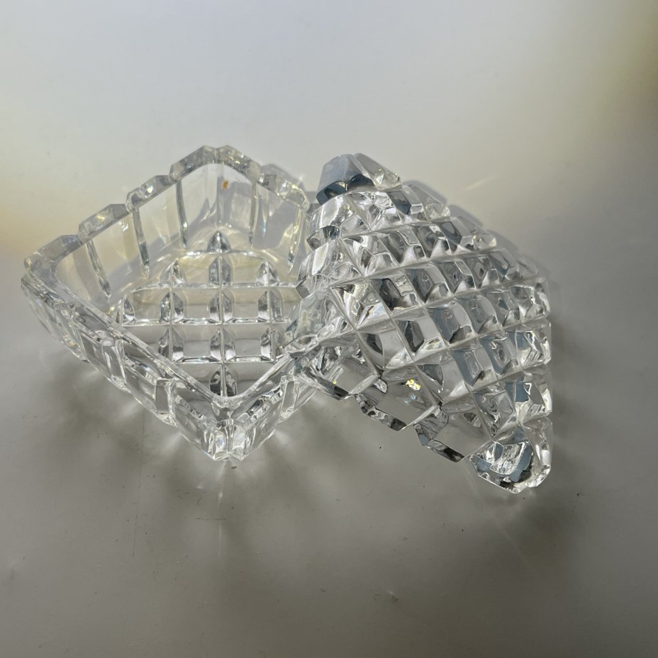 Шкатулка для хранения мелочей с резным геометрическим декором