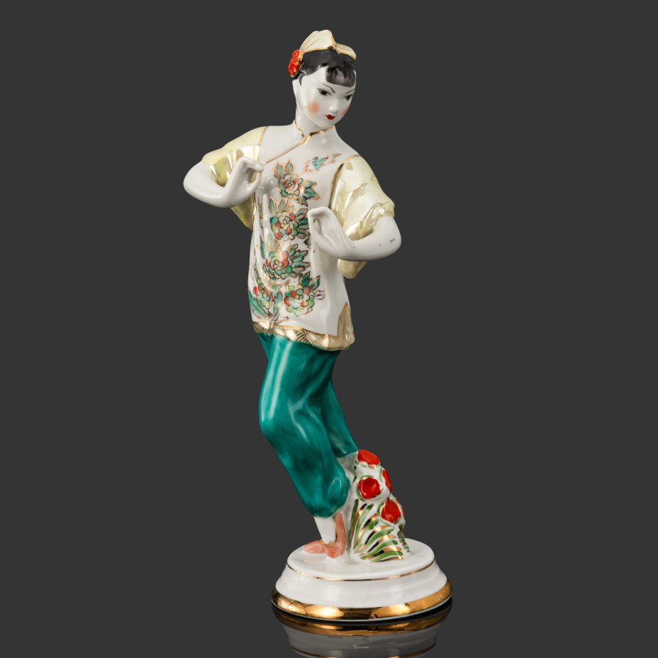 Статуэтка "Тао Хоа в балете "Красный мак" ("Танцующая китаянка"), скульптор О.С. Артамонова, фарфор, роспись, люстр, золочение, Дмитровский фарфоровый завод (ДФЗ Вербилки), СССР, 1954-1965 гг.