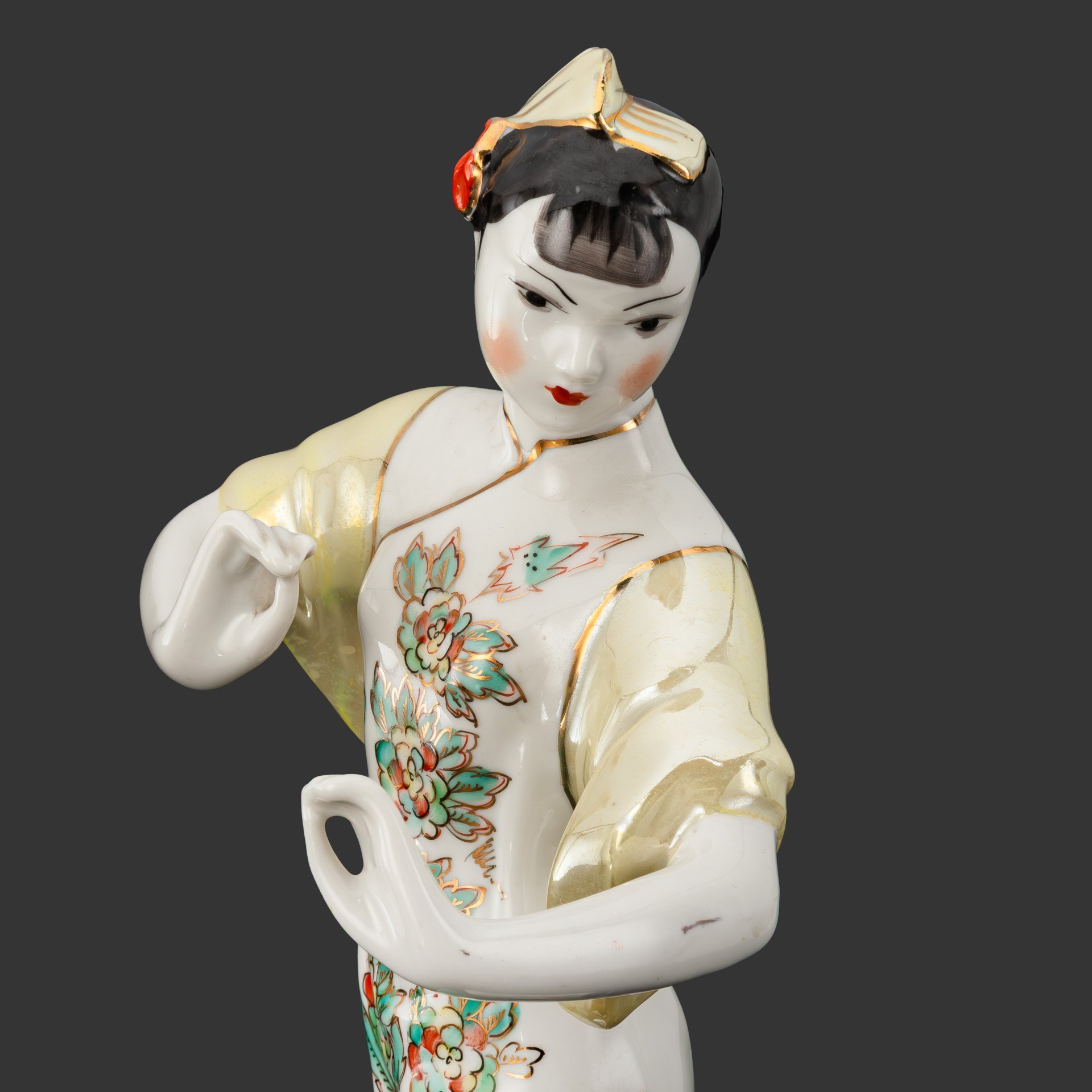 Статуэтка "Тао Хоа в балете "Красный мак" ("Танцующая китаянка"), скульптор О.С. Артамонова, фарфор, роспись, люстр, золочение, Дмитровский фарфоровый завод (ДФЗ Вербилки), СССР, 1954-1965 гг.