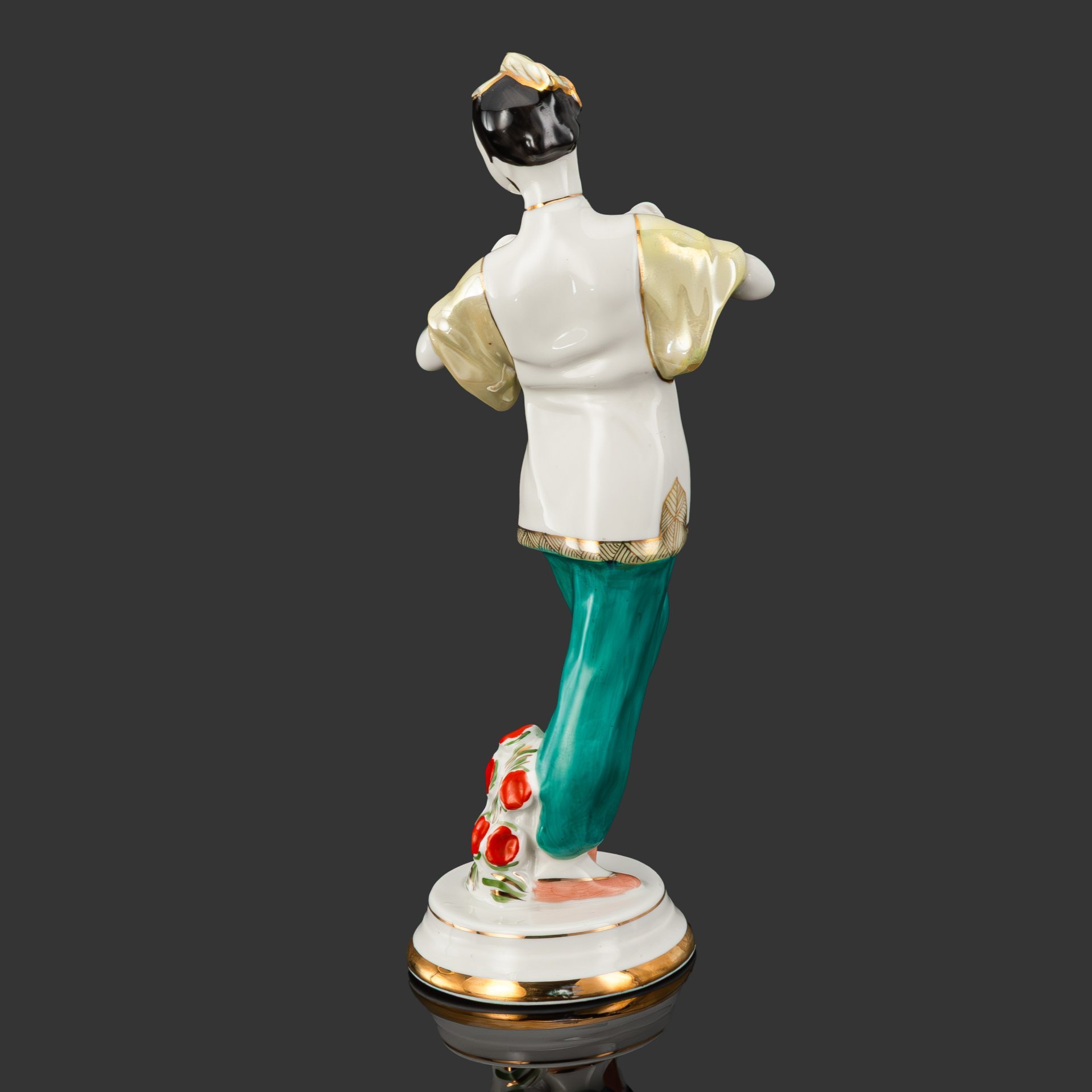 Статуэтка "Тао Хоа в балете "Красный мак" ("Танцующая китаянка"), скульптор О.С. Артамонова, фарфор, роспись, люстр, золочение, Дмитровский фарфоровый завод (ДФЗ Вербилки), СССР, 1954-1965 гг.