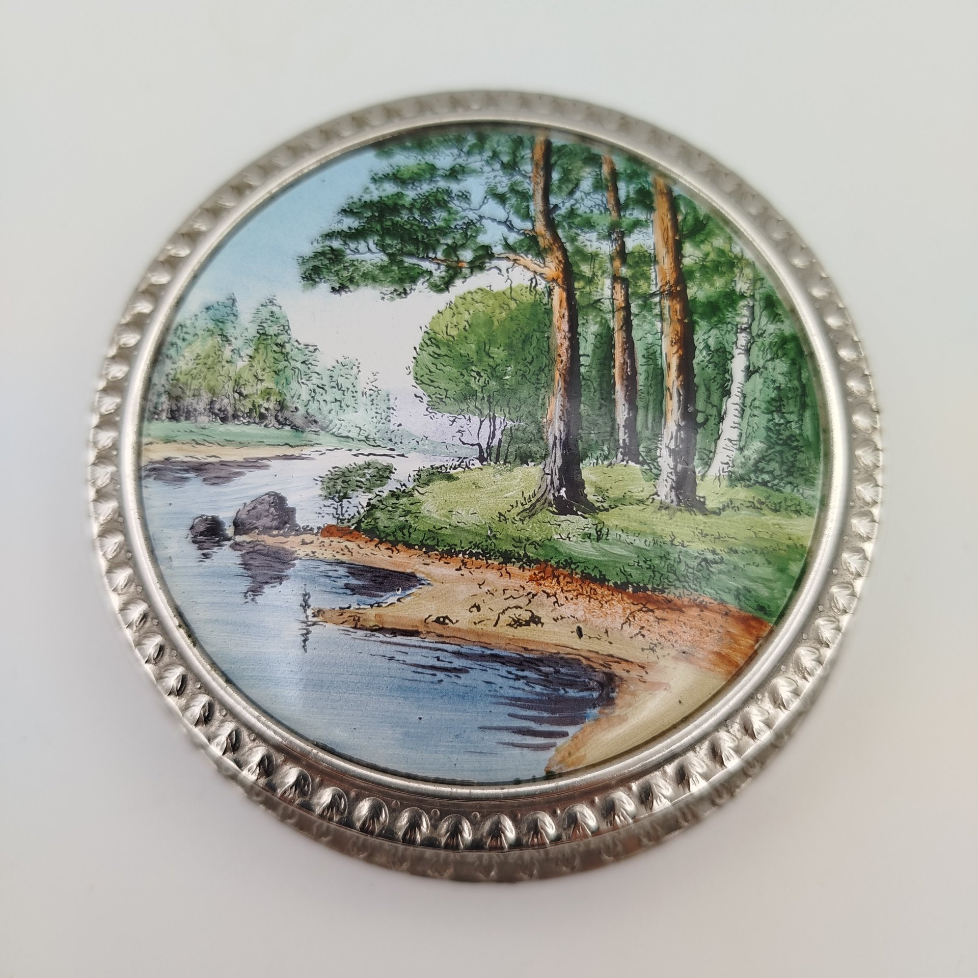 Пудреница украшенная изображением пейзажа, металл, эмаль, роспись, Ленэмальер (Ленинградский эмальер), 1950-1980 гг., Ленэмальер (Ленинградский эмальер)
