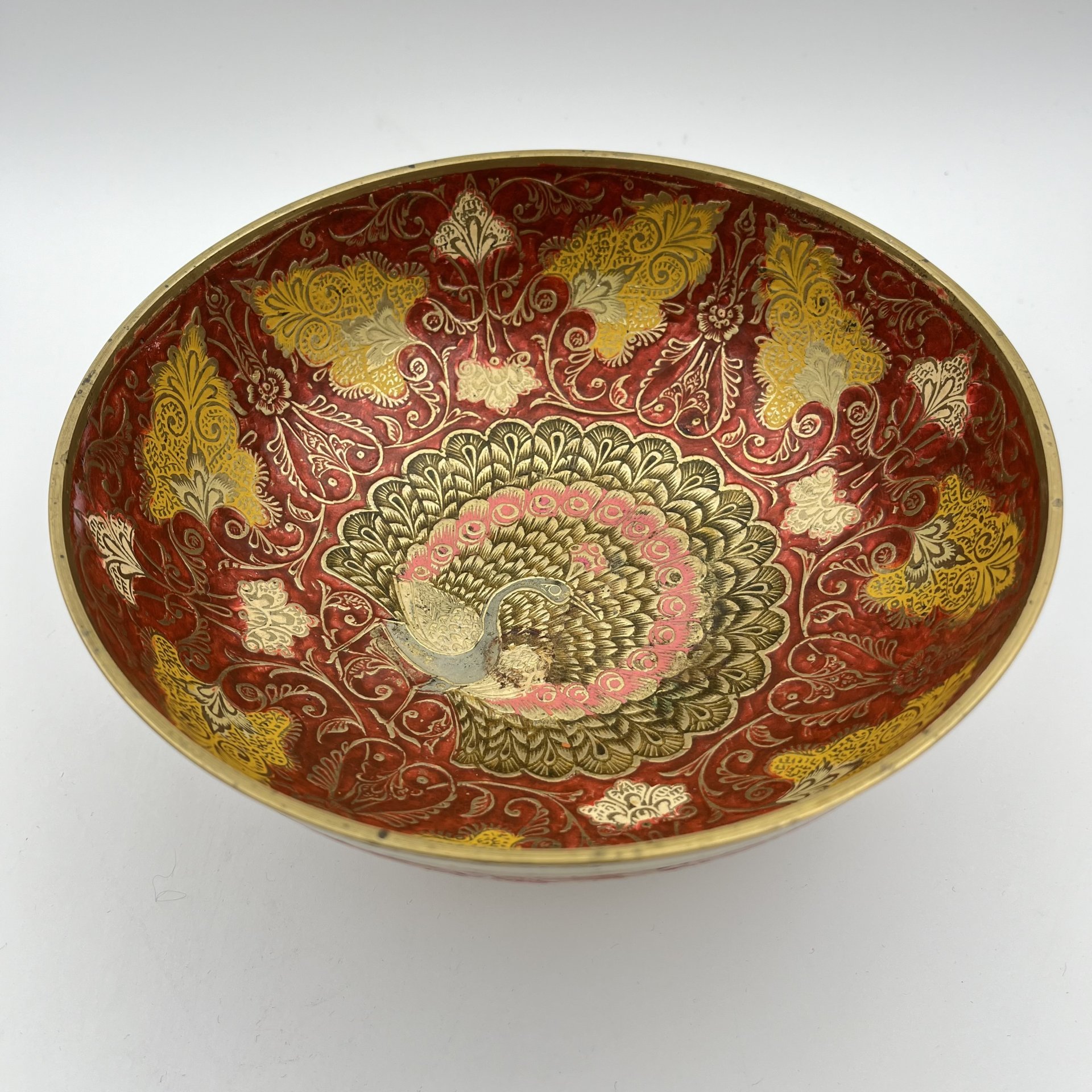 Конфетница , украшенная растительным орнаментом в восточном стиле и изображением павлина, латунь, эмали, Индия, 1970-1990 гг.