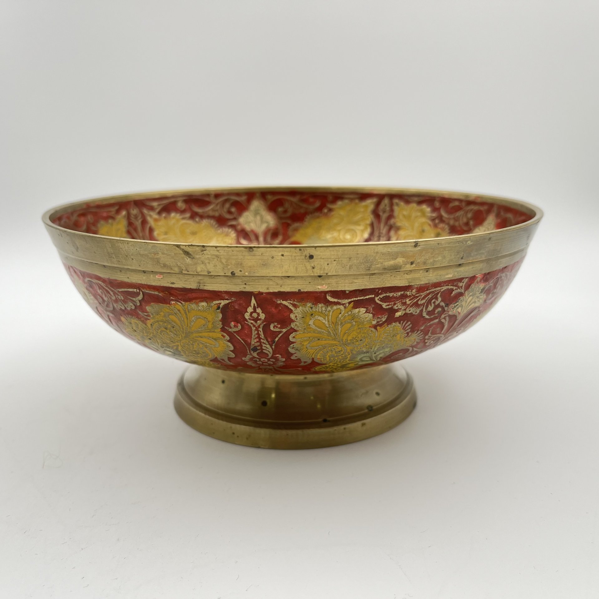 Конфетница , украшенная растительным орнаментом в восточном стиле и изображением павлина, латунь, эмали, Индия, 1970-1990 гг.