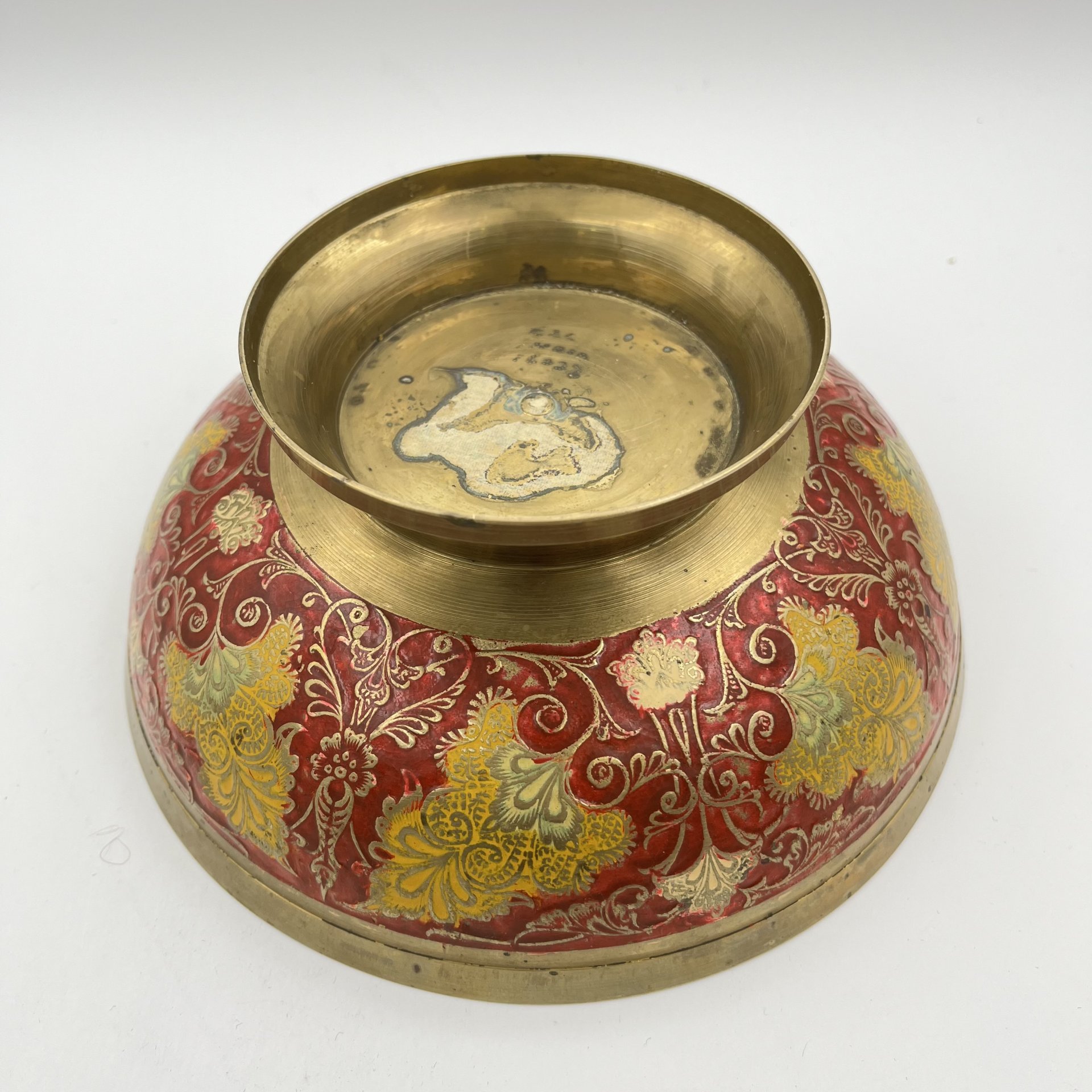 Конфетница , украшенная растительным орнаментом в восточном стиле и изображением павлина, латунь, эмали, Индия, 1970-1990 гг.