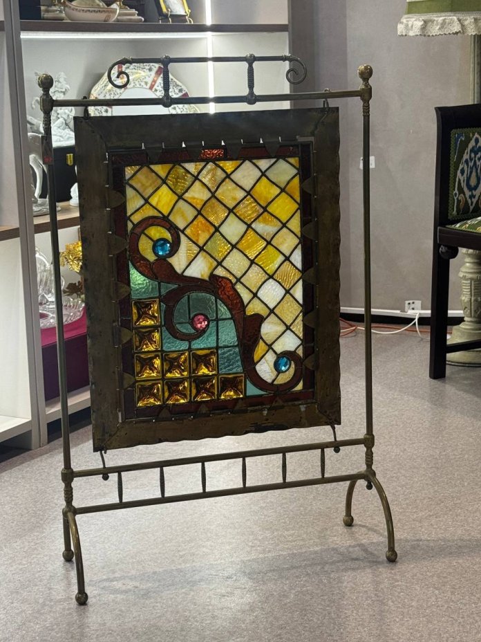 Каминный экран в стиле Модерн с витражом