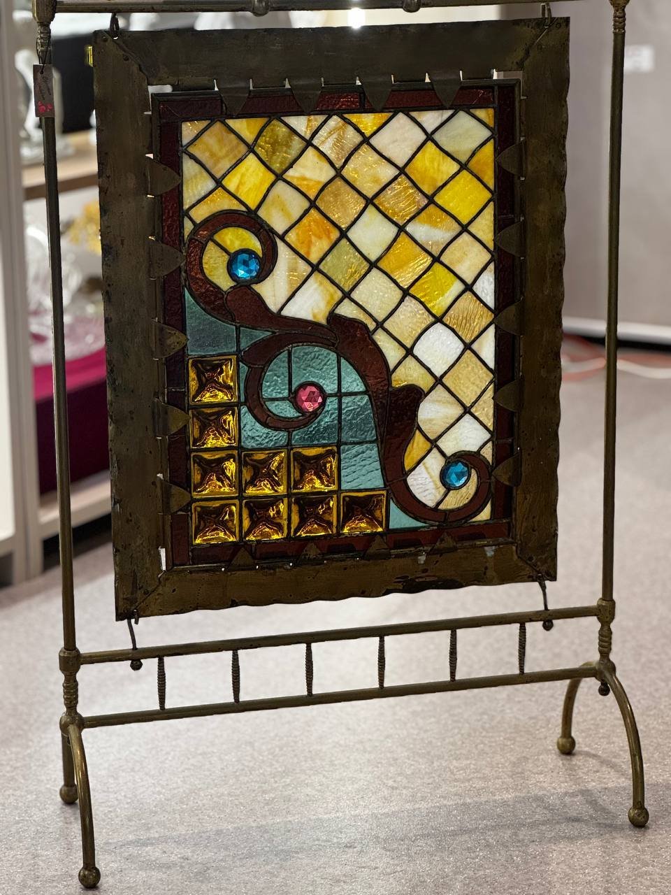 Каминный экран в стиле Модерн с витражом