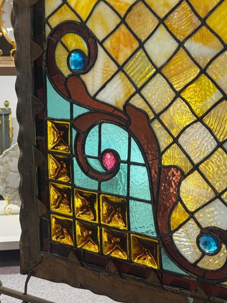 Каминный экран в стиле Модерн с витражом