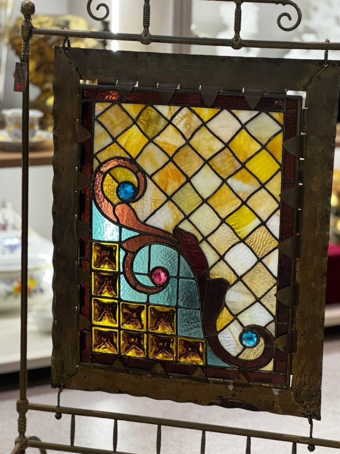 Каминный экран в стиле Модерн с витражом