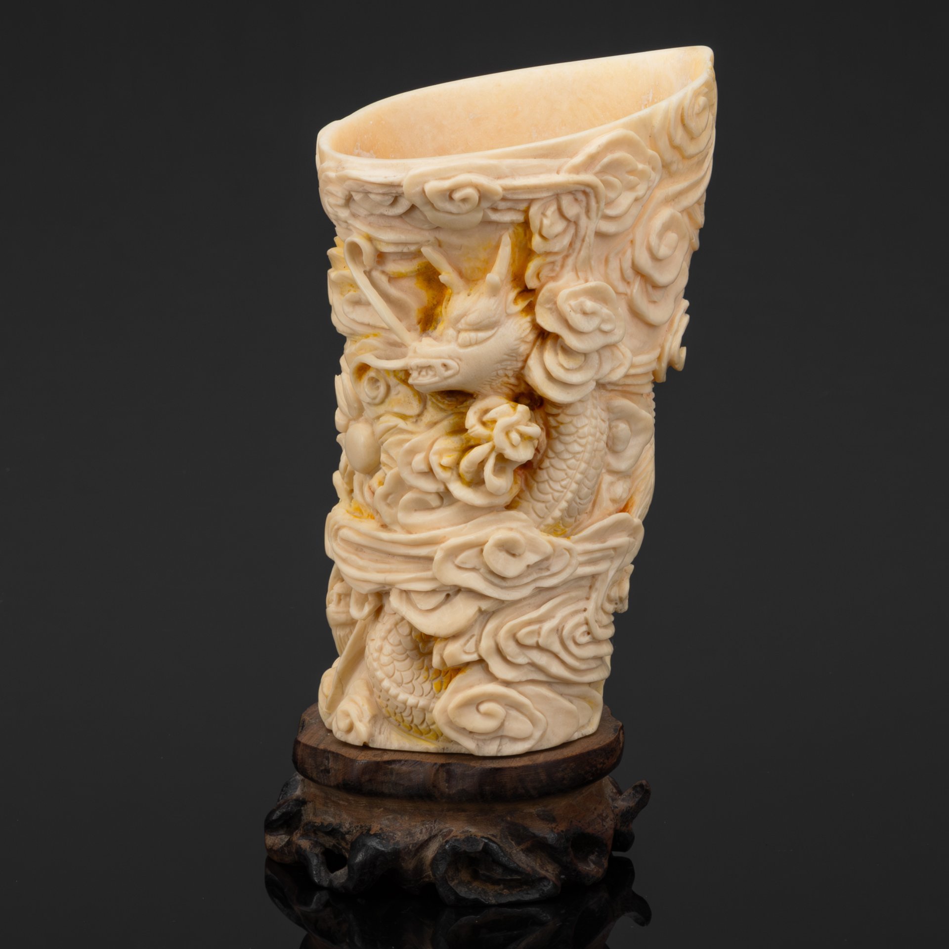 Ваза (карандашница), украшенная рельефным изображением драконов, кость, резьба, дерево, Азия, 1970-1990 гг.