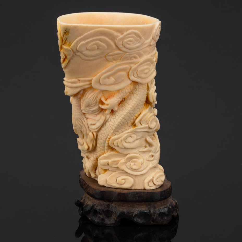 Ваза (карандашница), украшенная рельефным изображением драконов