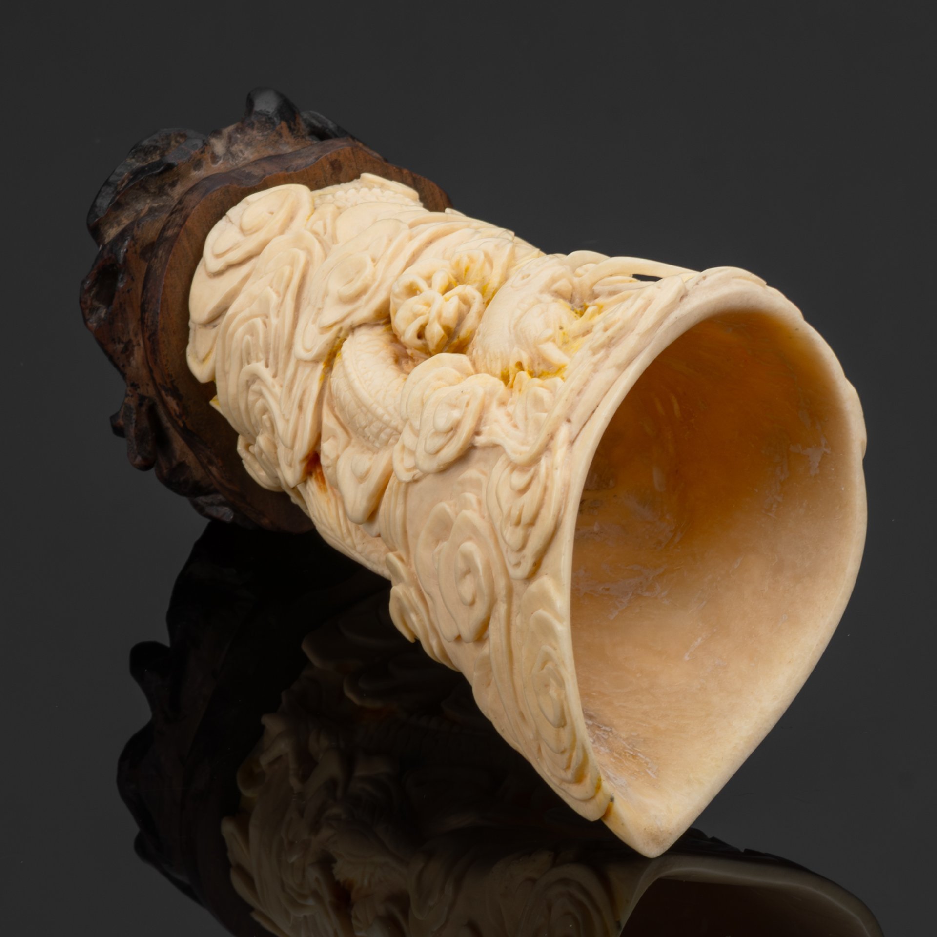 Ваза (карандашница), украшенная рельефным изображением драконов, кость, резьба, дерево, Азия, 1970-1990 гг.