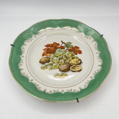 Тарелка настенная с изображением винограда и грецких орехов, фарфор, крытье, деколь, золочение, Рижский фарфорово-фаянсовый завод, СССР, 1953-1962 гг.