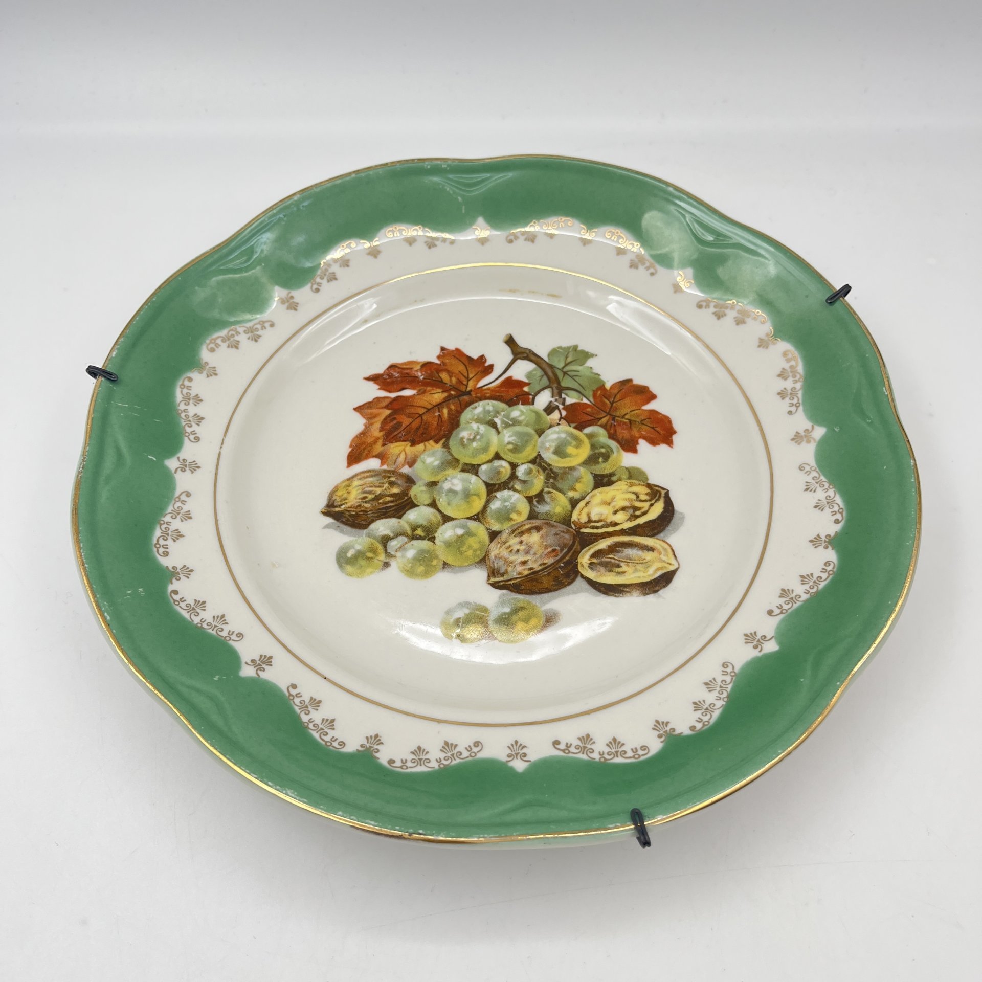 Тарелка настенная с изображением винограда и грецких орехов, фарфор, крытье, деколь, золочение, Рижский фарфорово-фаянсовый завод, СССР, 1953-1962 гг.