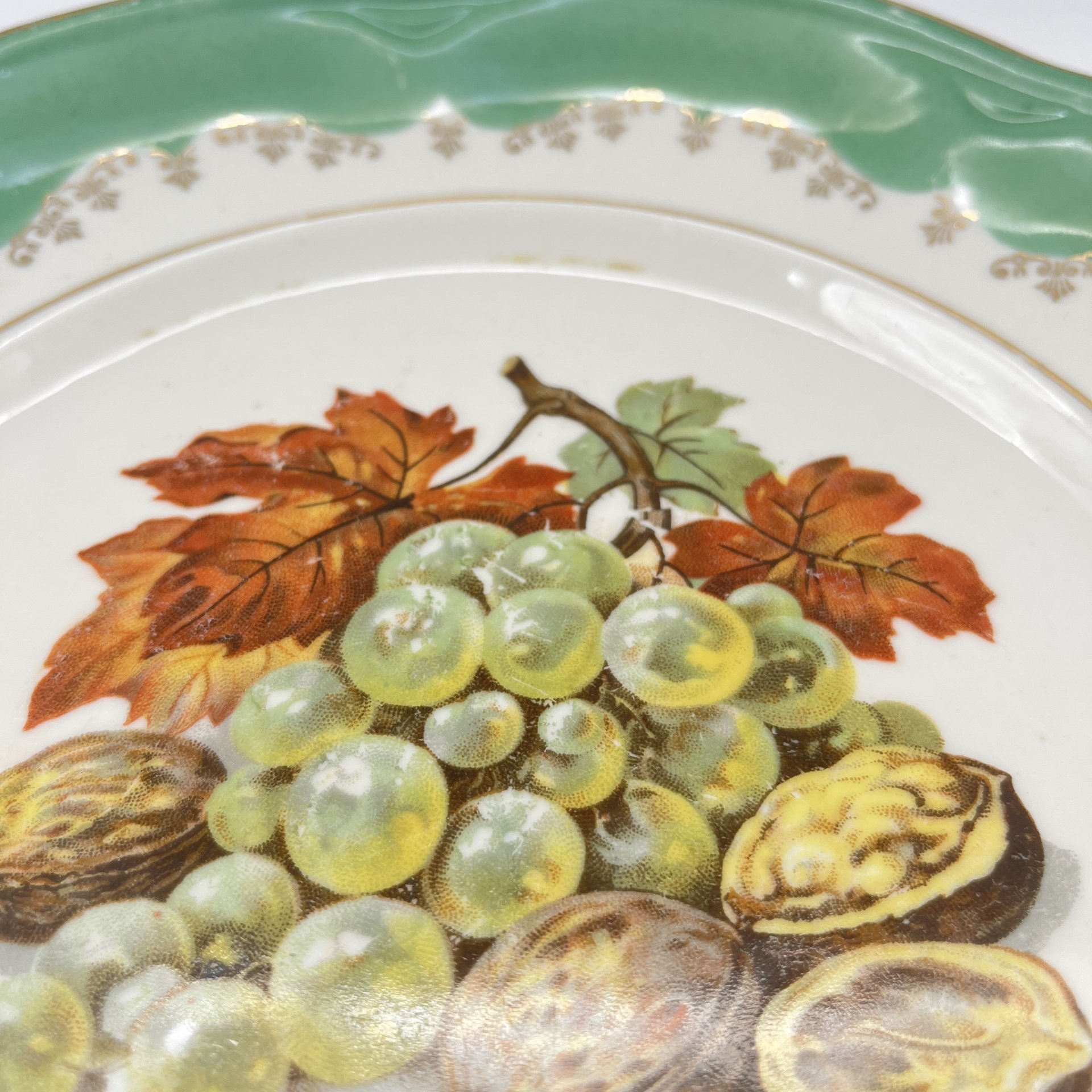 Тарелка настенная с изображением винограда и грецких орехов, фарфор, крытье, деколь, золочение, Рижский фарфорово-фаянсовый завод, СССР, 1953-1962 гг.