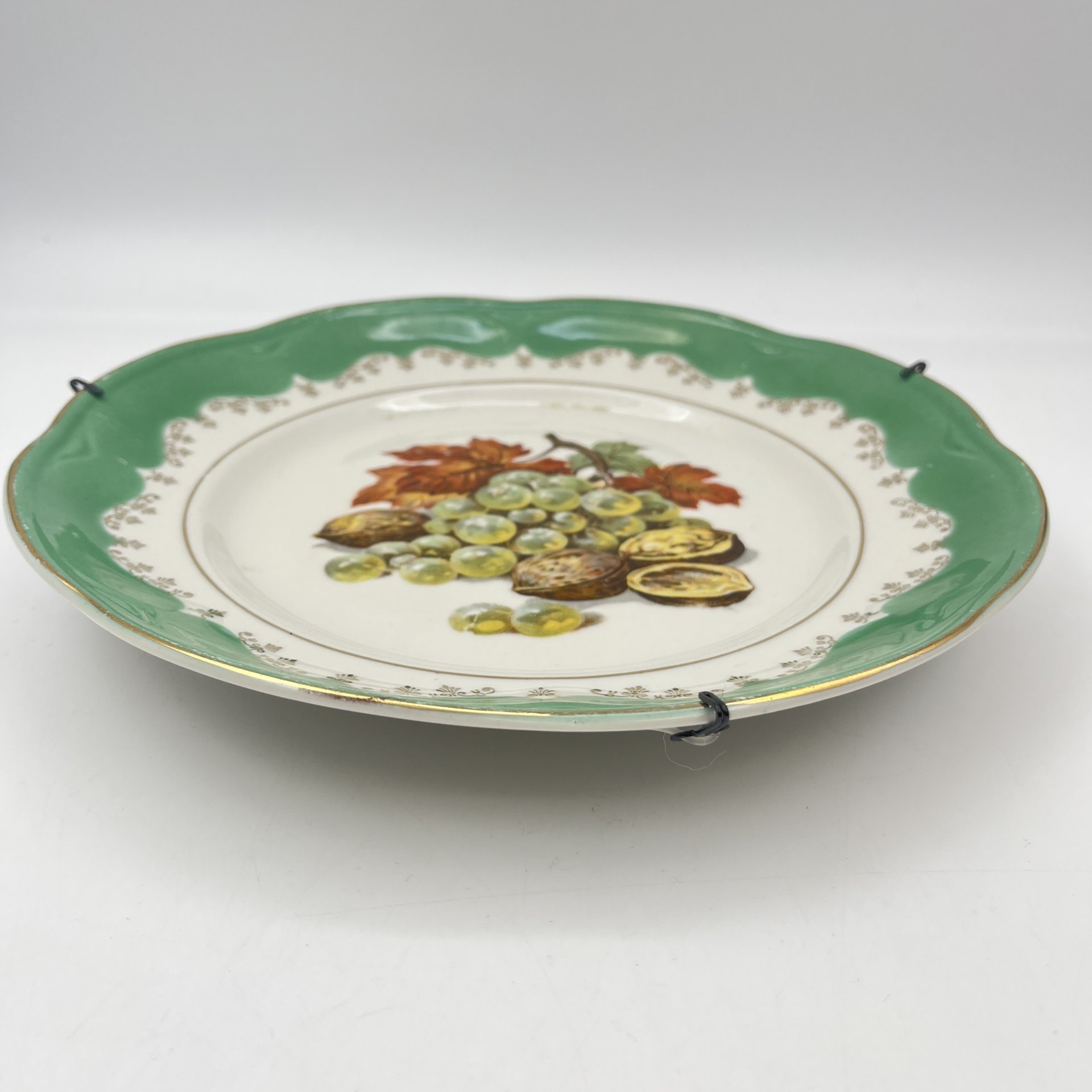 Тарелка настенная с изображением винограда и грецких орехов, фарфор, крытье, деколь, золочение, Рижский фарфорово-фаянсовый завод, СССР, 1953-1962 гг.