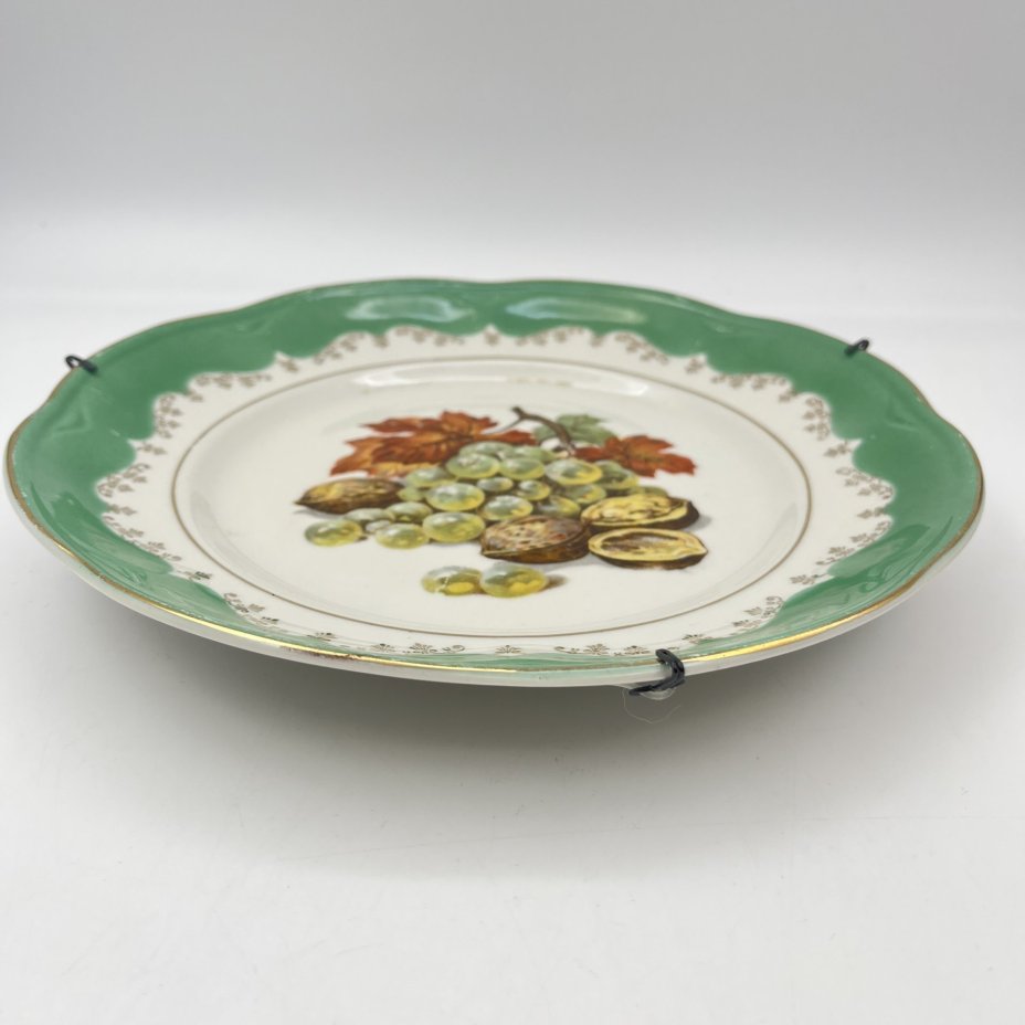 Тарелка настенная с изображением винограда и грецких орехов, фарфор, крытье, деколь, золочение, Рижский фарфорово-фаянсовый завод, СССР, 1953-1962 гг.