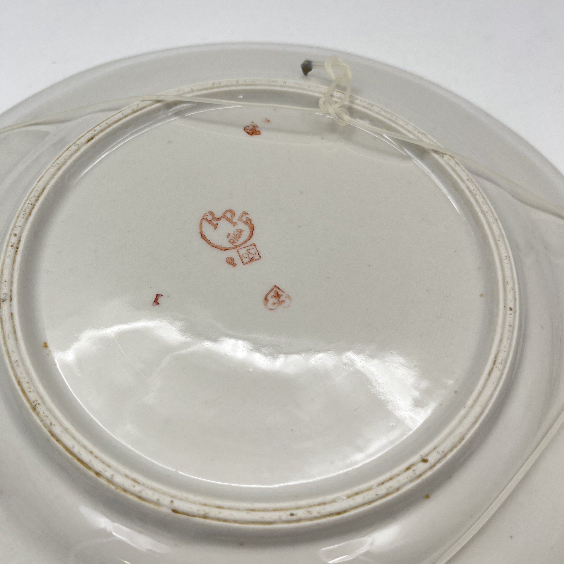 Тарелка настенная с изображением винограда и грецких орехов, фарфор, крытье, деколь, золочение, Рижский фарфорово-фаянсовый завод, СССР, 1953-1962 гг.