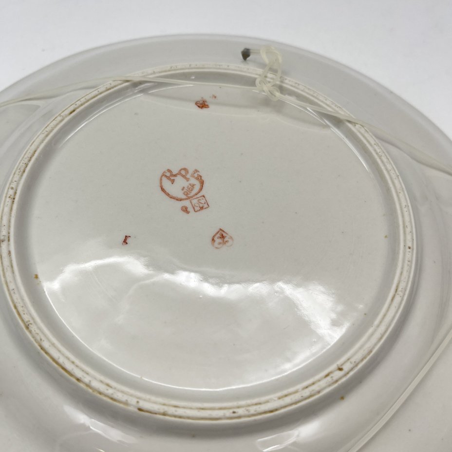 Тарелка настенная с изображением винограда и грецких орехов, фарфор, крытье, деколь, золочение, Рижский фарфорово-фаянсовый завод, СССР, 1953-1962 гг.