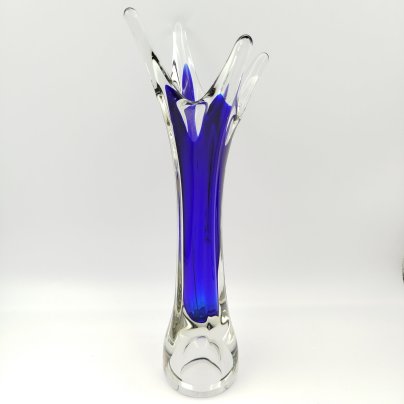 Ваза для цветов оригинальной четырёхконечной формы, стекло, двухслойное, гутная техника, Ливанский стекольный завод, СССР, 1960-1980 гг.