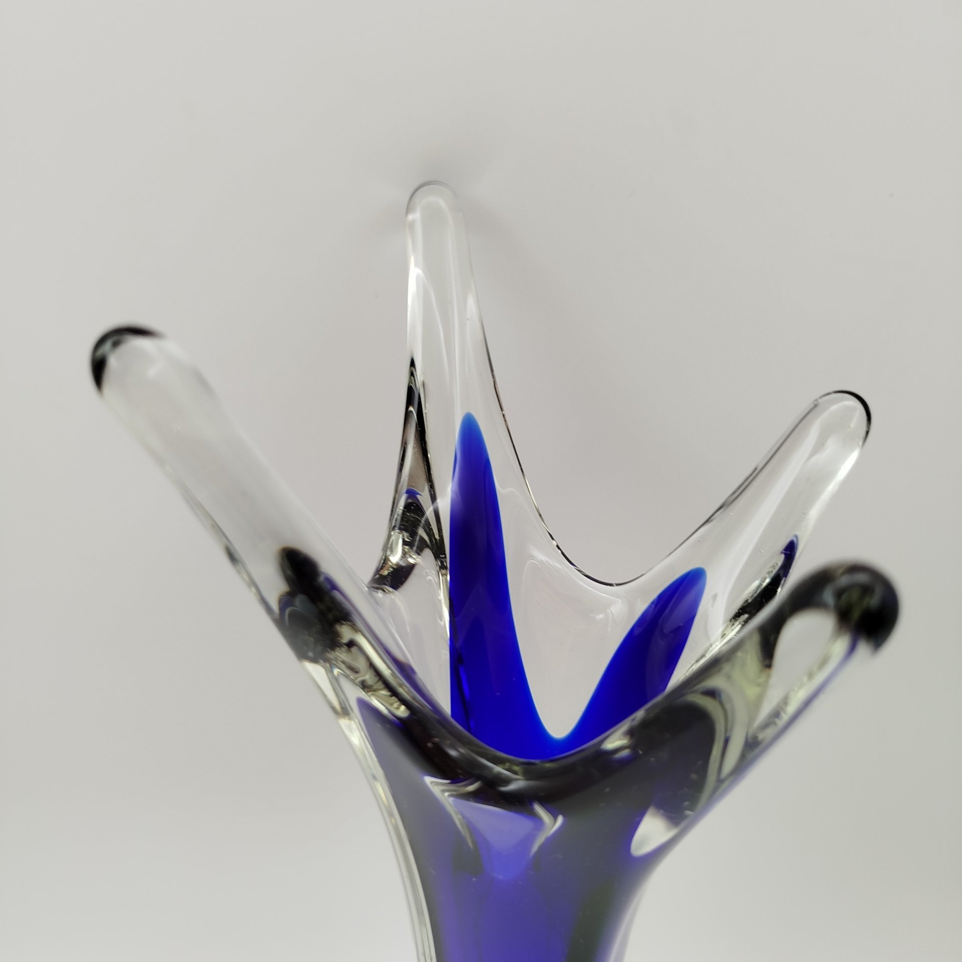 Ваза для цветов оригинальной четырёхконечной формы, стекло, двухслойное, гутная техника, Ливанский стекольный завод, СССР, 1960-1980 гг.