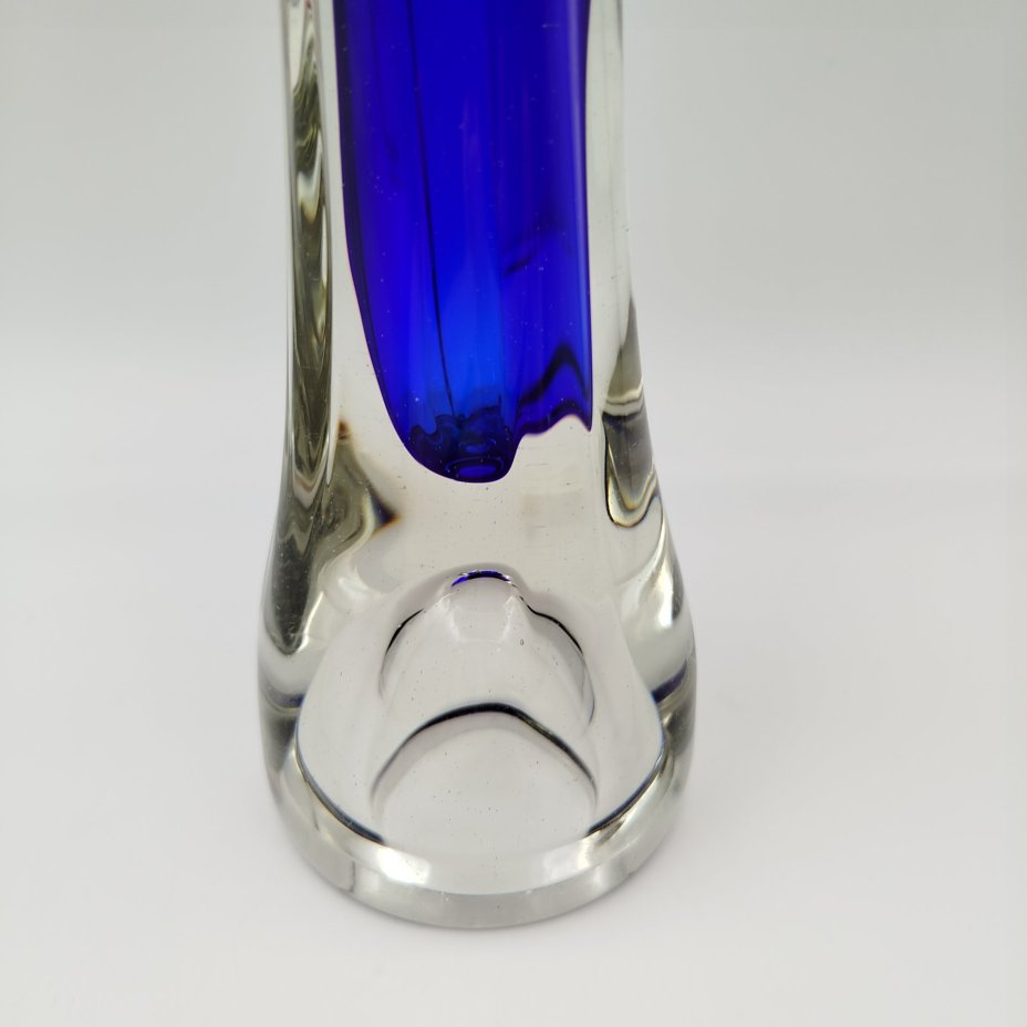 Ваза для цветов оригинальной четырёхконечной формы, стекло, двухслойное, гутная техника, Ливанский стекольный завод, СССР, 1960-1980 гг.