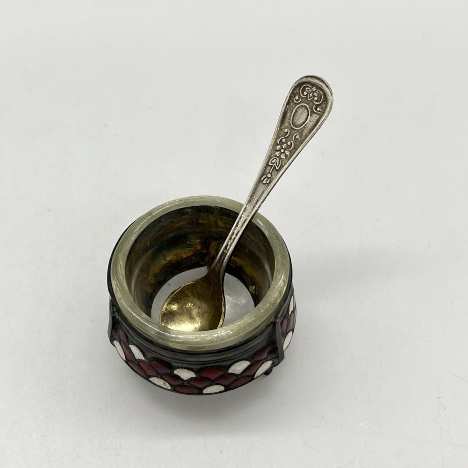 Солонка с декором в виде чешуи и ложечкой, мельхиор (медь-никель), эмали, стекло, Мстерская художественная фабрика  «Ювелир», СССР, 1970-1990 гг., Мстерская художественная фабрика  «Ювелир»