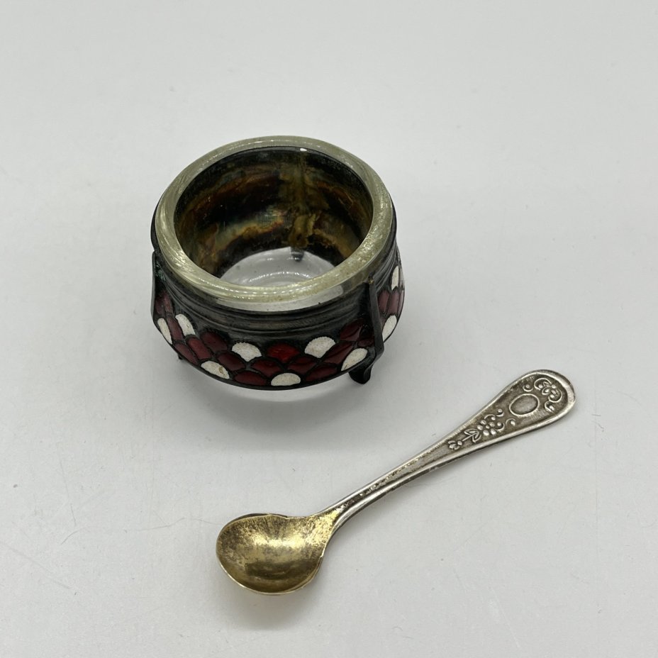 Солонка с декором в виде чешуи и ложечкой, мельхиор (медь-никель), эмали, стекло, Мстерская художественная фабрика  «Ювелир», СССР, 1970-1990 гг., Мстерская художественная фабрика  «Ювелир»