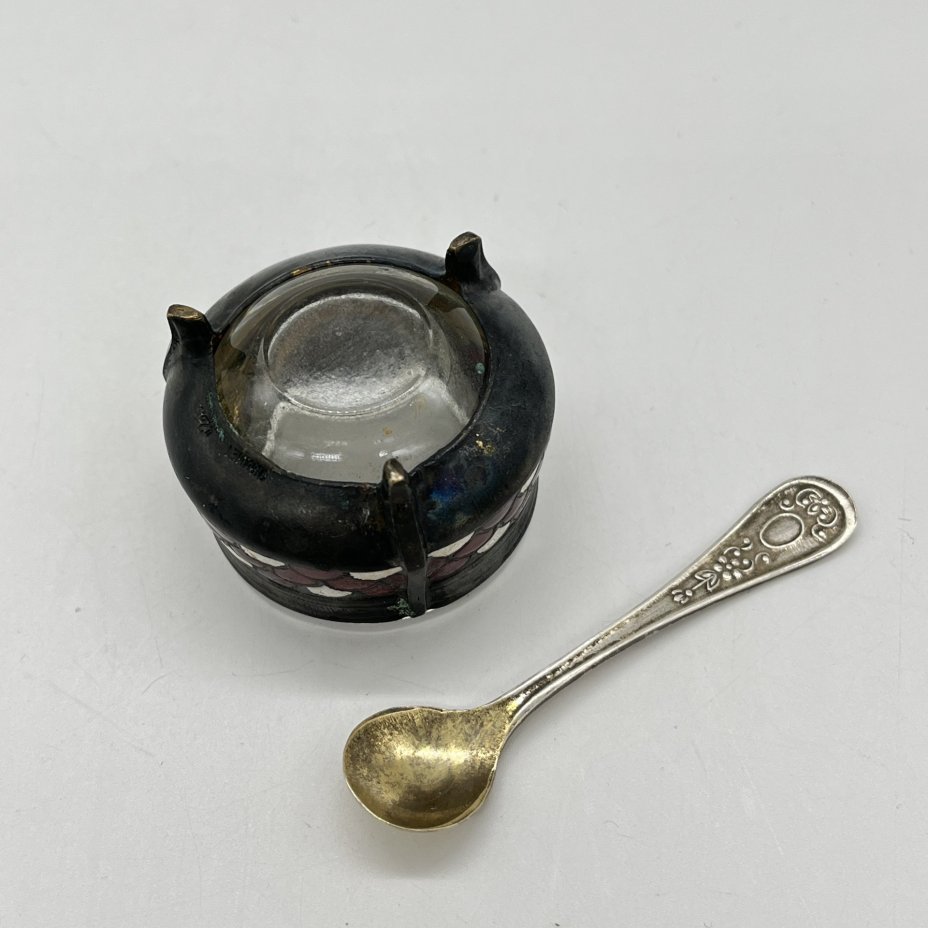Солонка с декором в виде чешуи и ложечкой, мельхиор (медь-никель), эмали, стекло, Мстерская художественная фабрика  «Ювелир», СССР, 1970-1990 гг., Мстерская художественная фабрика  «Ювелир»