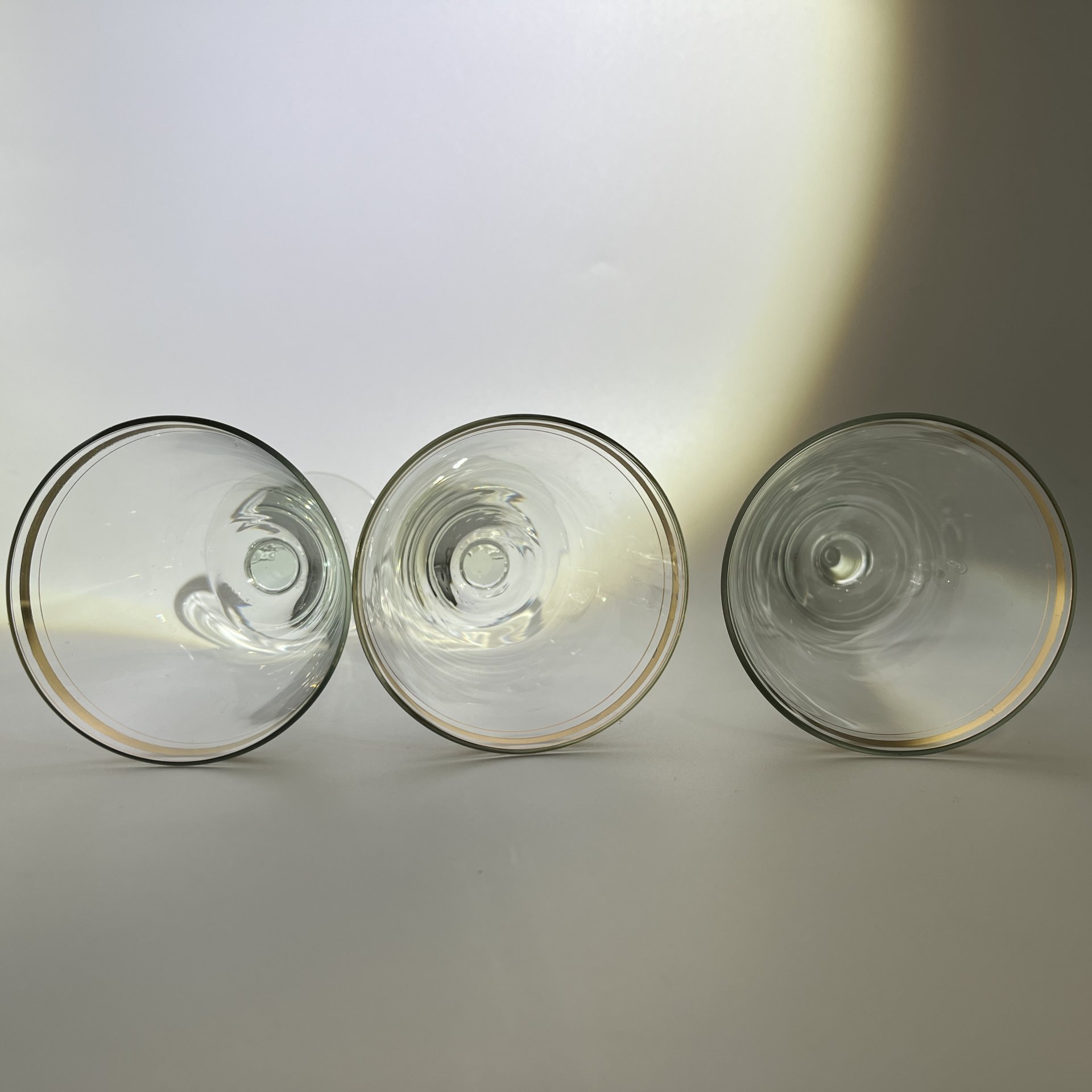 Комплект винных бокалов, украшенных золотистым кантом, на 3 персоны, стекло, золочение, СССР, 1970-1990 гг.