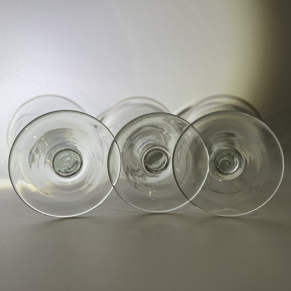 Комплект винных бокалов, украшенных золотистым кантом, на 3 персоны