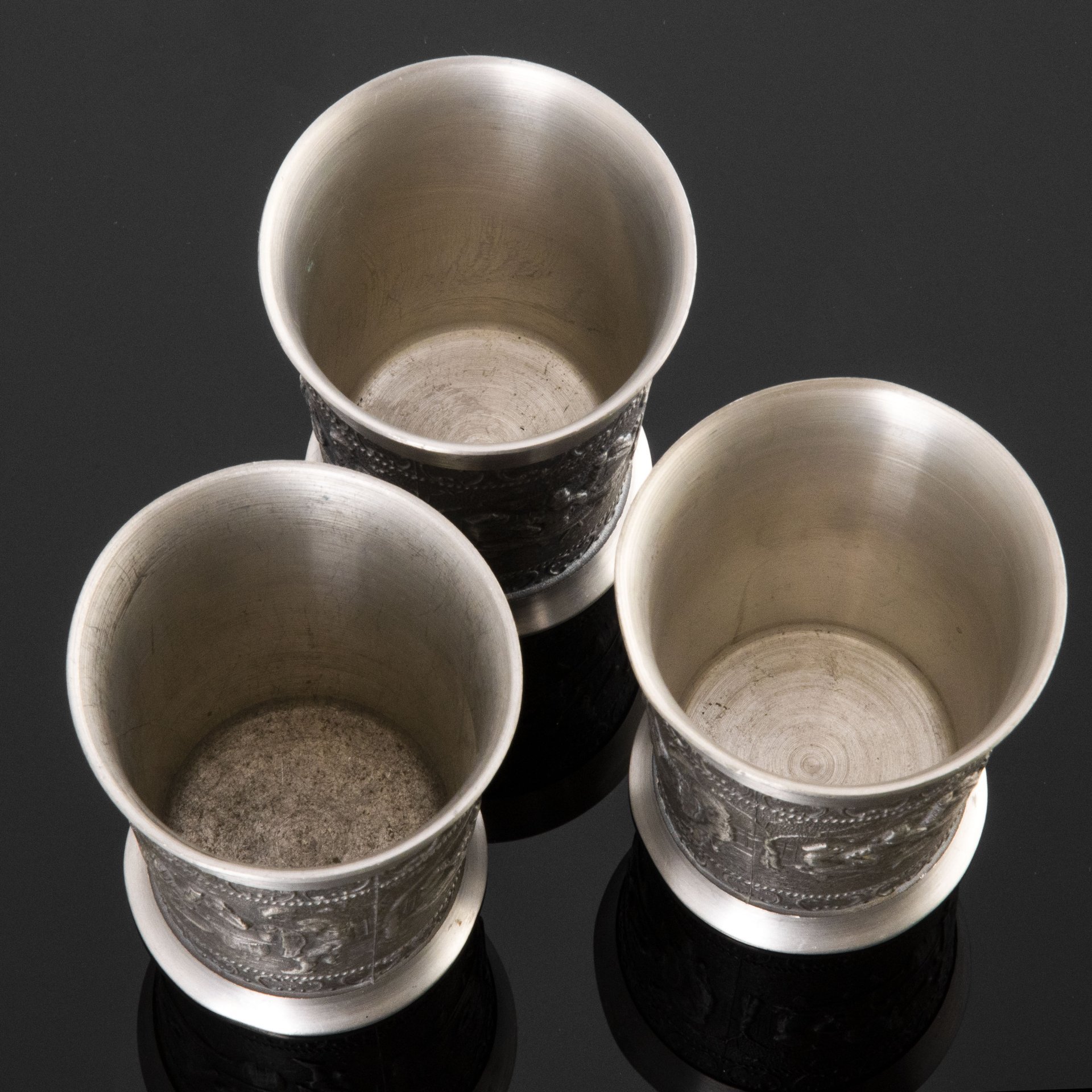 Набор бокалов с рельефным изображением сцен бытовой жизни