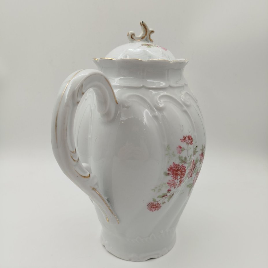 Чайник (кофейник), украшенный ажурным рельефным декором и цветами на тулове, фарфор, деколь, золочение, Западная Европа, 1900-1930 гг.
