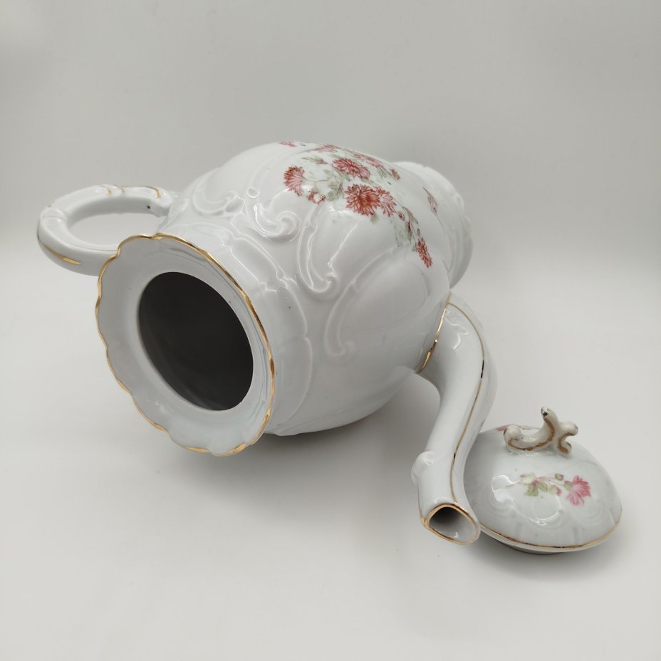 Чайник (кофейник), украшенный ажурным рельефным декором и цветами на тулове, фарфор, деколь, золочение, Западная Европа, 1900-1930 гг.