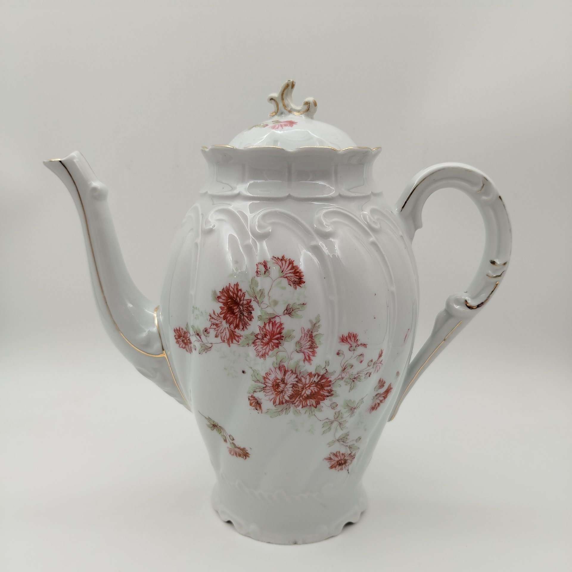 Чайник (кофейник), украшенный ажурным рельефным декором и цветами на тулове